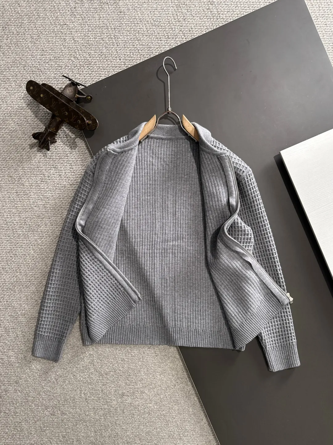 Next day shipping P460 Big Goose 2025 official website latest winter sweater, popular items are on sale at the counter simultaneously! Specially made of wool blended fabric. It feels comfortable and can be directly in contact with the skin. The logo badge is exquisitely embroidered, which is extremely eye-catching! The details highlight the fashionable charm of big brands. Exquisite workmanship. Three-dimensional cutting style. The wearing effect is invincible and handsome! All three standards are complete! Size: M-3XL
